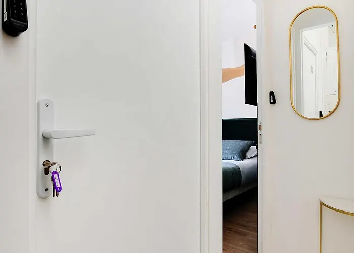 Cosy Cocoon For 2P With A-C - Near Montmartre